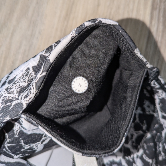 Lululemon Black & White Patterned Mesh Panel Leggings – Size 4 - Picture 4 of 5